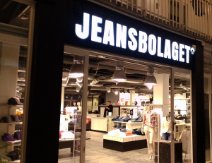 JEANSBOLAGET Stenungsund & Kungälv Två klädaffärer som får hjälp med sina datorer i butiken och på kontoret.